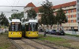 Tw1507 und Tw 2204 beginnen mit der Parallelfahrt, um in den Kurven den zwischen den Wagenksten verbleibenden Abstand zu prfen (Gro-Berliner-Damm 22.09.2021).