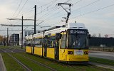 Tw 2211 auf Linie 63 wartet auf dem mittleren Gleis der Zwischenendstelle auf die Rckfahrt nach Kpenick (30.10.2021).