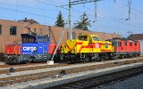 Noch einmal Suhr mit der Eem 923 028-5 der SBB und der 1002 006-7 der MEG. Am 20.10.2015 steht die MEG-Lok zum Abtransport bereit. Zuglok ist die Re 4/4 11350 der SBB.