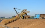 In der Tongrube arbeitet ein kleiner Eimerkettenbagger mit bemerkenswerten Schutzgittern ber den beweglichen Teilen des Antriebs und der Eimerkette (09. Mai 2000)