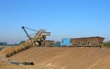 In der Tongrube arbeitet ein kleiner Eimerkettenbagger mit bemerkenswerten Schutzgittern ber den beweglichen Teilen des Antriebs und der Eimerkette (09. Mai 2000)