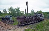Die WLs50 2223 von 1978 der Ziegelei Niezabyszewo bringt einen Zug aus der Grube. (01.09.2003)