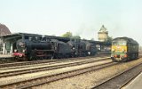 PKP ST44-480 am 29.08.1992 in Żagań. AmBahnsteig warten die Ok1-359 und Ok22-31 auf ihren Zug.