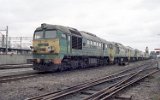 Von der PKP 1993 in Gniezno abgestellte ST44 mit der  ST44-730 am anderen Ende.