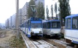 In der Depotzufahrt standen, z.T. aufgebockt, nicht einsatzfähige Timiș-2-Züge: Bulevardul Republicii 1990