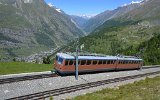 Ein zustzlicher Tw Bhe 4/8 zwischen Riffelalp und Riffelboden mit Blick auf das Matterntal am 16.07.2016.