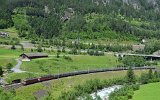 Gterzug auf der unteren Ebene vor dem Wattinger Tunnel. Die zweite Ebene am Bahnhof Wassen in der Bildmitte und oben die dritte Ebene mit der Rohrbachbrcke am 06.07.2016