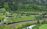 Gterzug auf der unteren Ebene vor dem Wattinger Tunnel. Die zweite Ebene am Bahnhof Wassen in der Bildmitte und oben die dritte Ebene mit der Rohrbachbrcke am 06.07.2016