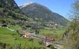 Die bekannte Kurve vor dem Wattinger Tunnel mit der unteren Wattinger Reussbrcke und dem bekannten OP Kirche Wassen am 06.05.2016