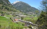 Die bekannte Kurve vor dem Wattinger Tunnel mit dem bekannten OP Kirche Wassen am 06.05.2016