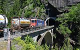 Ein Gterzug mit Schiebelok auf der oberen Meienreussbrcke vor dem Leggisteintunnel am 10.06.2016