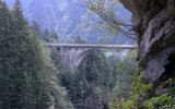 Eine ffnung im Straentunnel ermglicht einen Blick auf das Meiental an der mittleren Meienreussbrcke am 24.09.2016 : 16094Wassen