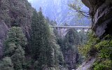 Eine ffnung im Straentunnel ermglicht einen Blick auf das Meiental an der mittleren Meienreussbrcke am 24.09.2016 : 16094Wassen