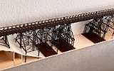 Nach einer Musterzeichnung der Deutschen Eisenbahnpioniere um 1900 entstand die Feldbahnbrücke. Mit 7 Stützen und 8 Fahrbahnteilen ist sie 1035 mm lang.